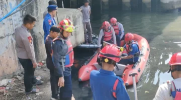 Tim SAR gabungan mengevakuasi korban tenggelam di aliran Banjir Kanal Timur Jakarta Utara dengan perahu karet dan petugas menyisir sungai. (Posnews/Ist)