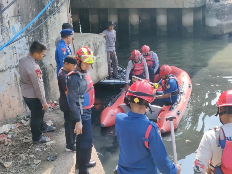 Tim SAR gabungan mengevakuasi korban tenggelam di aliran Banjir Kanal Timur Jakarta Utara dengan perahu karet dan petugas menyisir sungai. (Posnews/Ist)