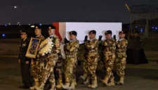 Upacara militer pelepasan jenazah prajurit TNI di Bandara Soekarno-Hatta dengan pengawalan pasukan bersenjata. (Posnews/rcti)