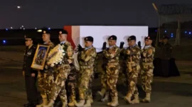 Upacara militer pelepasan jenazah prajurit TNI di Bandara Soekarno-Hatta dengan pengawalan pasukan bersenjata. (Posnews/rcti)