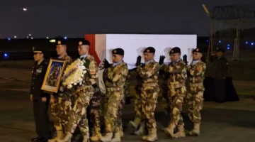 Upacara militer pelepasan jenazah prajurit TNI di Bandara Soekarno-Hatta dengan pengawalan pasukan bersenjata. (Posnews/rcti)