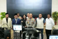 Wakapolri menyampaikan hasil kerja Satgas Haji 2026 dalam mengungkap kasus haji ilegal di Mabes Polri Jakarta. (Posnews/Ist)