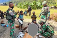 Aparat TNI bersama tenaga kesehatan mengevakuasi warga korban penembakan KKB di Distrik Sinak, Kabupaten Puncak, Papua Tengah, menggunakan ambulans PMI. (Posnews/Ist)