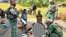 Aparat TNI bersama tenaga kesehatan mengevakuasi warga korban penembakan KKB di Distrik Sinak, Kabupaten Puncak, Papua Tengah, menggunakan ambulans PMI. (Posnews/Ist)