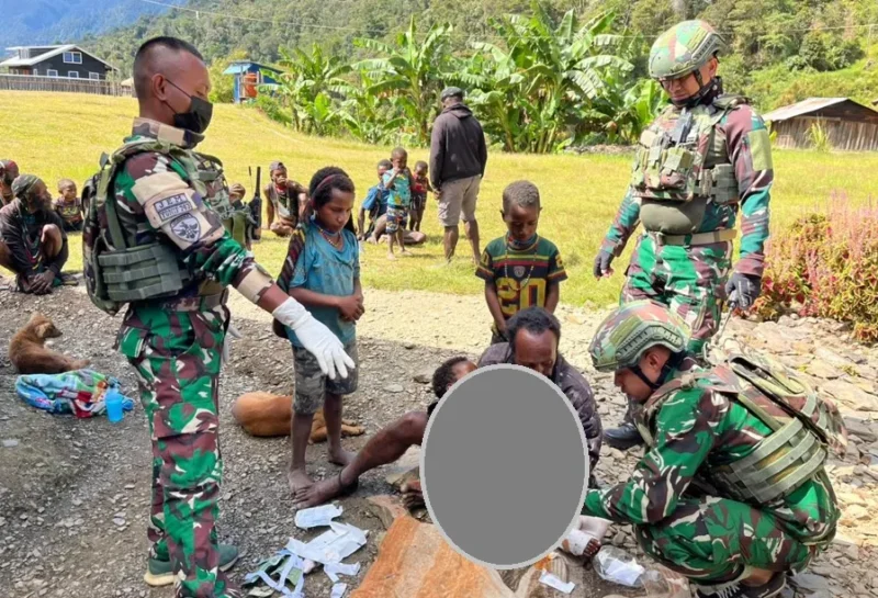 Aparat TNI bersama tenaga kesehatan mengevakuasi warga korban penembakan KKB di Distrik Sinak, Kabupaten Puncak, Papua Tengah, menggunakan ambulans PMI. (Posnews/Ist)