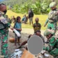 Aparat TNI bersama tenaga kesehatan mengevakuasi warga korban penembakan KKB di Distrik Sinak, Kabupaten Puncak, Papua Tengah, menggunakan ambulans PMI. (Posnews/Ist)