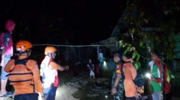 Warga terdampak banjir Cigudeg Bogor membersihkan rumah dari lumpur akibat luapan sungai setelah hujan deras. (Posnews/BPBD)