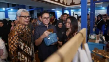 Menteri Perdagangan, Budi Santoso melihat aktivitas produksi kerajinan handmade Sedhah Corner bersama warga di Surakarta. (Posnews/Ist)