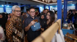 Menteri Perdagangan, Budi Santoso melihat aktivitas produksi kerajinan handmade Sedhah Corner bersama warga di Surakarta. (Posnews/Ist)