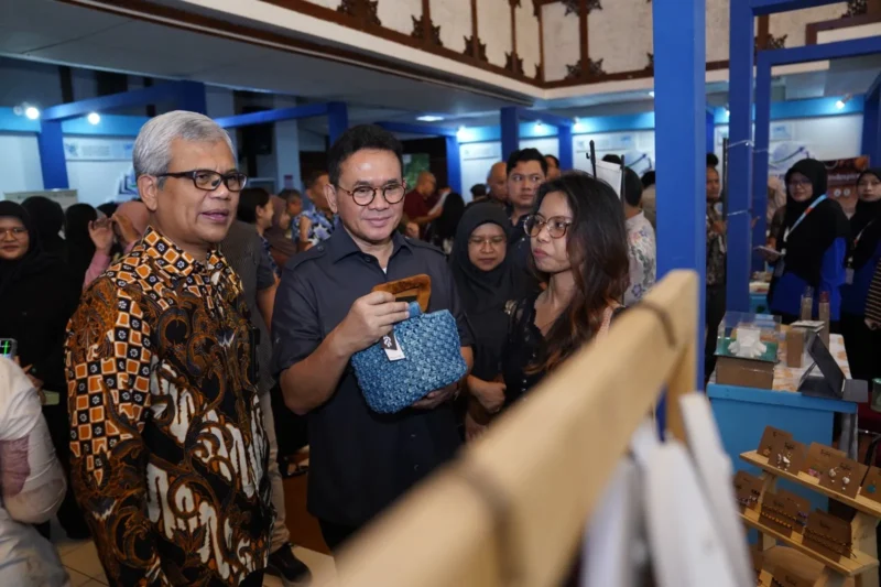 Menteri Perdagangan, Budi Santoso melihat aktivitas produksi kerajinan handmade Sedhah Corner bersama warga di Surakarta. (Posnews/Ist)
