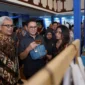 Menteri Perdagangan, Budi Santoso melihat aktivitas produksi kerajinan handmade Sedhah Corner bersama warga di Surakarta. (Posnews/Ist)