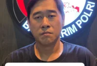 Tersangka direktur tempat hiburan N.Co Living by NIX, Reindy alias Rendy Sentosa diamankan petugas Bareskrim Polri usai ditangkap terkait kasus narkoba. (Posnews/Ist)