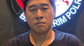 Tersangka direktur tempat hiburan N.Co Living by NIX, Reindy alias Rendy Sentosa diamankan petugas Bareskrim Polri usai ditangkap terkait kasus narkoba. (Posnews/Ist)