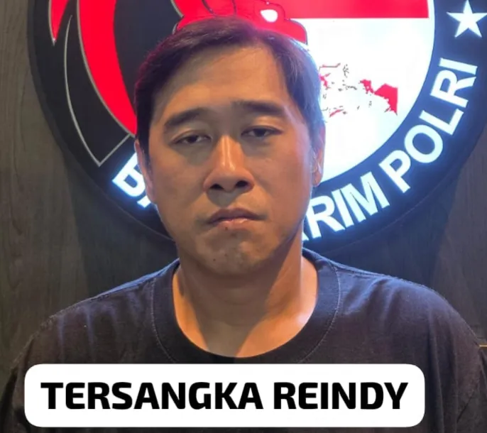 Tersangka direktur tempat hiburan N.Co Living by NIX, Reindy alias Rendy Sentosa diamankan petugas Bareskrim Polri usai ditangkap terkait kasus narkoba. (Posnews/Ist)