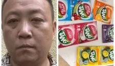 Petugas menunjukkan tersangka dan barang bukti narkoba yang disamarkan dalam sachet minuman saat pengungkapan kasus di Bali. (Posnews/ist)