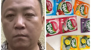 Petugas menunjukkan tersangka dan barang bukti narkoba yang disamarkan dalam sachet minuman saat pengungkapan kasus di Bali. (Posnews/ist)