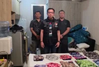 Petugas menunjukkan barang bukti ribuan cartridge vape mengandung narkotika etomidate di Jakarta Timur. (Posnews/Ist)