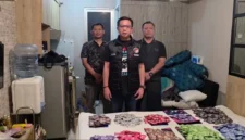 Petugas menunjukkan barang bukti ribuan cartridge vape mengandung narkotika etomidate di Jakarta Timur. (Posnews/Ist)