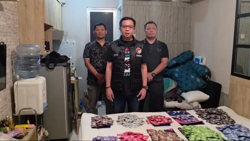 Petugas menunjukkan barang bukti ribuan cartridge vape mengandung narkotika etomidate di Jakarta Timur. (Posnews/Ist)