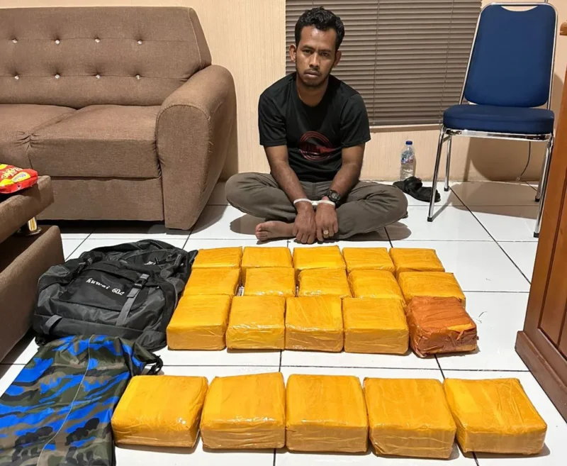 Tersangka dan barang bukti sabu 21 kg hasil pengungkapan Bareskrim Polri di Hotel Bengkalis. (Posnews/Ist)
