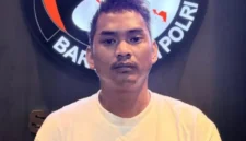 Tersangka diamankan berikut barang bukti narkoba sabu dan vape etomidate hasil penggerebekan Bareskrim Polri di Jakarta Timur. (Posnews/Ist)