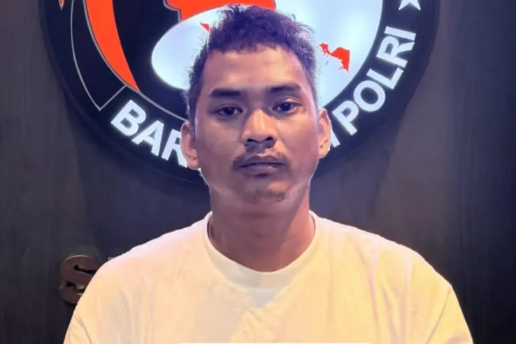 Tersangka diamankan berikut barang bukti narkoba sabu dan vape etomidate hasil penggerebekan Bareskrim Polri di Jakarta Timur. (Posnews/Ist)