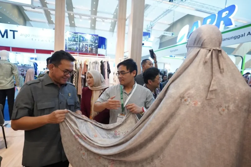 Menteri Perdagangan Budi Santoso meninjau pameran Indo Intertex 2026 di JIExpo Jakarta. (Posnews/Ist)