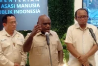 Menteri HAM Natalius Pigai menyampaikan pernyataan terkait batas kebebasan berpendapat dan polemik hukum di Kantor Kementerian HAM Jakarta. (Posnews/Ist)