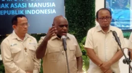 Menteri HAM Natalius Pigai menyampaikan pernyataan terkait batas kebebasan berpendapat dan polemik hukum di Kantor Kementerian HAM Jakarta. (Posnews/Ist)