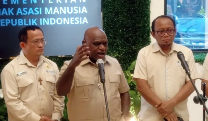 Menteri HAM Natalius Pigai menyampaikan pernyataan terkait batas kebebasan berpendapat dan polemik hukum di Kantor Kementerian HAM Jakarta. (Posnews/Ist)