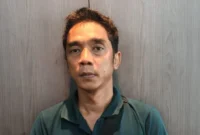 Petugas Bareskrim Polri menunjukkan tersangka kasus rekening penampung dana narkoba Rp10 miliar di Jakarta Barat. (Posnews/Ist)