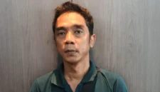 Petugas Bareskrim Polri menunjukkan tersangka kasus rekening penampung dana narkoba Rp10 miliar di Jakarta Barat. (Posnews/Ist)