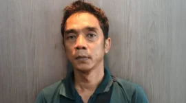 Petugas Bareskrim Polri menunjukkan tersangka kasus rekening penampung dana narkoba Rp10 miliar di Jakarta Barat. (Posnews/Ist)