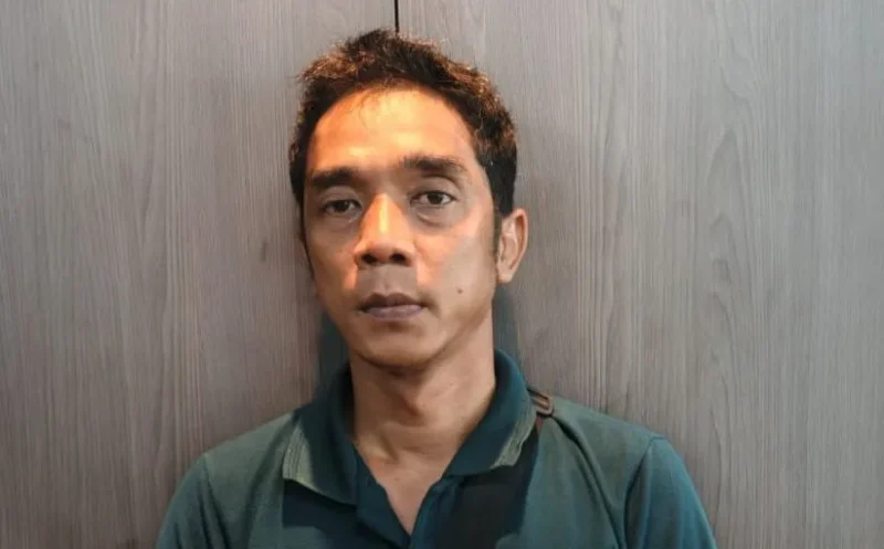 Petugas Bareskrim Polri menunjukkan tersangka kasus rekening penampung dana narkoba Rp10 miliar di Jakarta Barat. (Posnews/Ist)