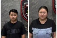 Polisi mengamankan pasutri pelaku judi online di apartemen Penjaringan Jakarta Utara dengan barang bukti laptop, ponsel, dan kartu ATM di lokasi penggerebekan. (Posnews/Ist)