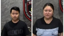 Polisi mengamankan pasutri pelaku judi online di apartemen Penjaringan Jakarta Utara dengan barang bukti laptop, ponsel, dan kartu ATM di lokasi penggerebekan. (Posnews/Ist)