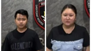 Polisi mengamankan pasutri pelaku judi online di apartemen Penjaringan Jakarta Utara dengan barang bukti laptop, ponsel, dan kartu ATM di lokasi penggerebekan. (Posnews/Ist)