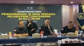 Petugas Imigrasi mengamankan 16 WNA pelaku love scamming di kawasan Pelabuhan Ratu, Sukabumi, Jawa Barat. (Posnews/Ist)