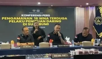 Petugas Imigrasi mengamankan 16 WNA pelaku love scamming di kawasan Pelabuhan Ratu, Sukabumi, Jawa Barat. (Posnews/Ist)