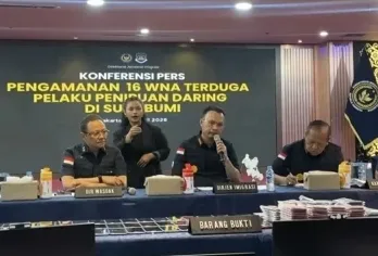 Petugas Imigrasi mengamankan 16 WNA pelaku love scamming di kawasan Pelabuhan Ratu, Sukabumi, Jawa Barat. (Posnews/Ist)