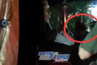 Pria berbaju hijau diduga memeras pengendara mobil di lampu merah Kalijodo Penjaringan terekam video viral. (Posnews/MR)