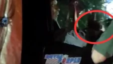 Pria berbaju hijau diduga memeras pengendara mobil di lampu merah Kalijodo Penjaringan terekam video viral. (Posnews/MR)