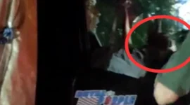 Pria berbaju hijau diduga memeras pengendara mobil di lampu merah Kalijodo Penjaringan terekam video viral. (Posnews/MR)