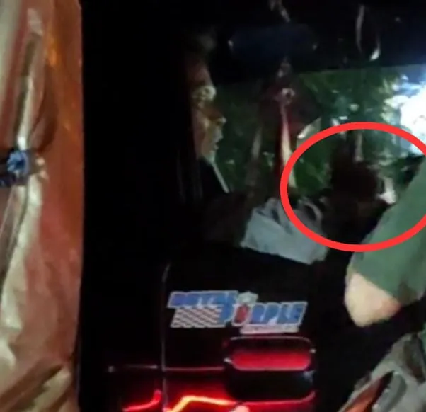 Pria berbaju hijau diduga memeras pengendara mobil di lampu merah Kalijodo Penjaringan terekam video viral. (Posnews/MR)