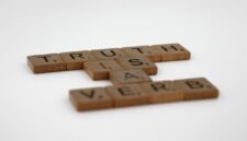 Ilustrasi, Menyelamatkan demokrasi melalui dialog. Jürgen Habermas menawarkan konsep Ruang Publik sebagai benteng rasionalitas warga negara dalam melawan manipulasi informasi dan dominasi kekuasaan di tahun 2026. Dok: Istimewa.