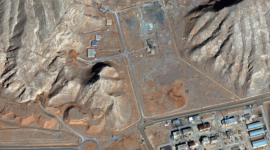 Bermain dengan api nuklir. IAEA mengonfirmasi serangan proyektil keempat di area PLTN Bushehr yang merenggut nyawa satu staf, memicu peringatan darurat global mengenai risiko kecelakaan nuklir yang katastrofik. Dok: VCG.