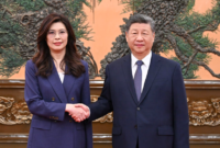 ialog satu dekade. Pemimpin tertinggi Tiongkok Xi Jinping menyambut Ketua KMT Cheng Li-wun di Beijing, mempertegas komitmen peremajaan nasional dan tanggung jawab bersama dalam menjaga stabilitas lintas selat tahun 2026. Dok: Xinhua.