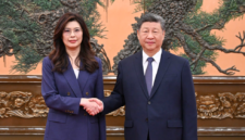 ialog satu dekade. Pemimpin tertinggi Tiongkok Xi Jinping menyambut Ketua KMT Cheng Li-wun di Beijing, mempertegas komitmen peremajaan nasional dan tanggung jawab bersama dalam menjaga stabilitas lintas selat tahun 2026. Dok: Xinhua.