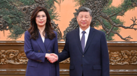 ialog satu dekade. Pemimpin tertinggi Tiongkok Xi Jinping menyambut Ketua KMT Cheng Li-wun di Beijing, mempertegas komitmen peremajaan nasional dan tanggung jawab bersama dalam menjaga stabilitas lintas selat tahun 2026. Dok: Xinhua.