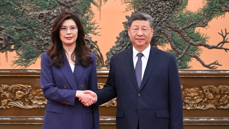 ialog satu dekade. Pemimpin tertinggi Tiongkok Xi Jinping menyambut Ketua KMT Cheng Li-wun di Beijing, mempertegas komitmen peremajaan nasional dan tanggung jawab bersama dalam menjaga stabilitas lintas selat tahun 2026. Dok: Xinhua.